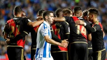 Los jugadores del Rayo celebran el gol de Advíncula frente a la Real Sociedad