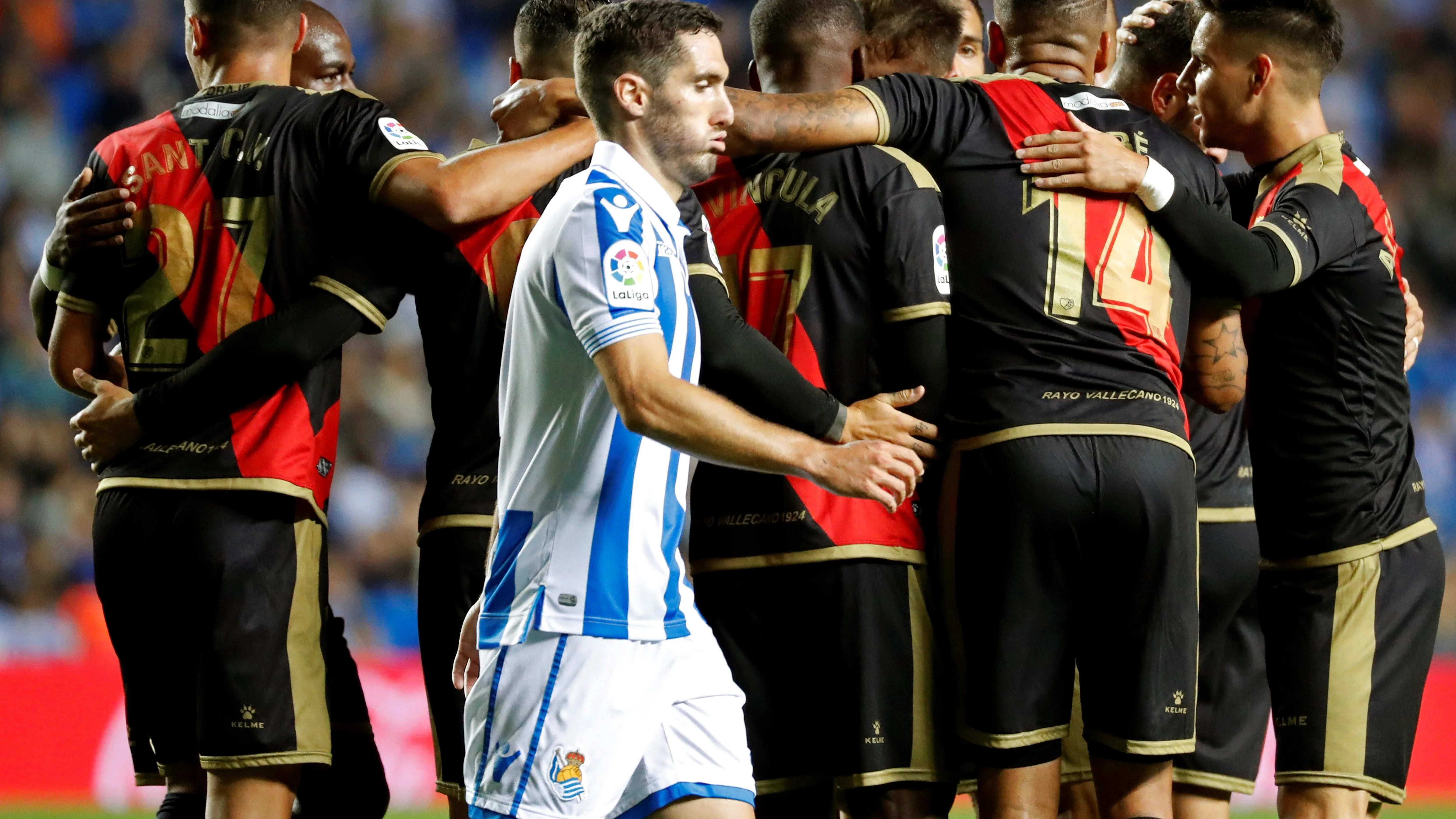 Los jugadores del Rayo celebran el gol de Advíncula frente a la Real Sociedad