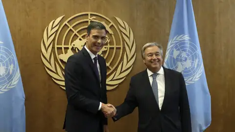 El presidente del Gobierno español, Pedro Sánchez, saluda al secretario general de la ONU, Antonio Guterres
