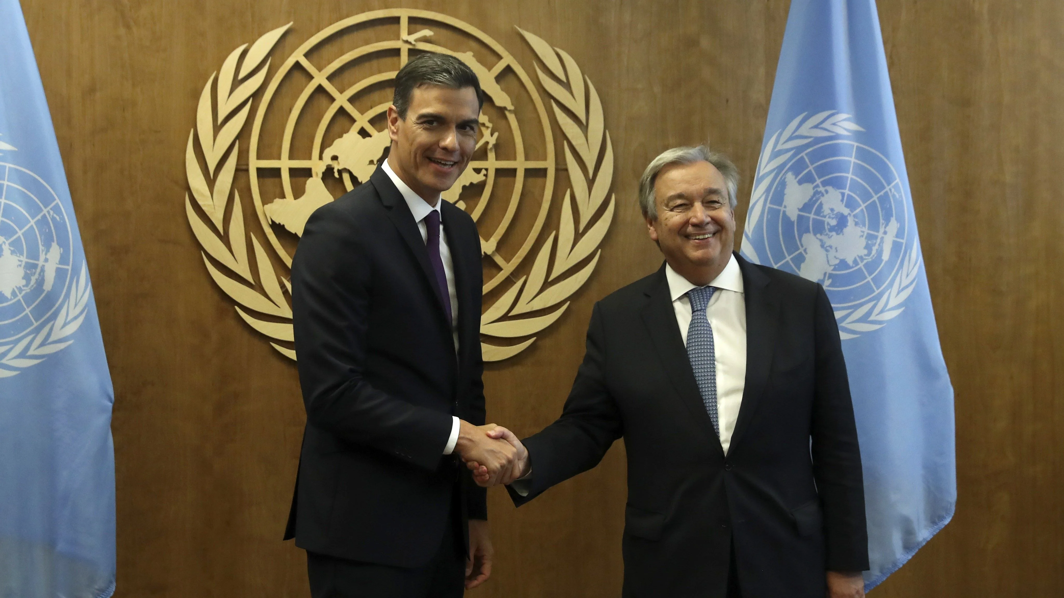 El presidente del Gobierno español, Pedro Sánchez, saluda al secretario general de la ONU, Antonio Guterres