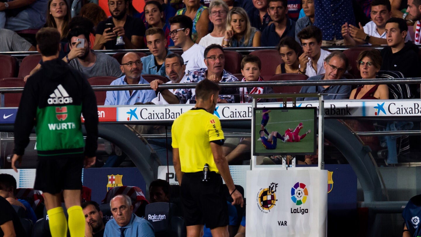 Gil Manzano revisa la acci&oacute;n de Lenglet con Pere Pons en el VAR