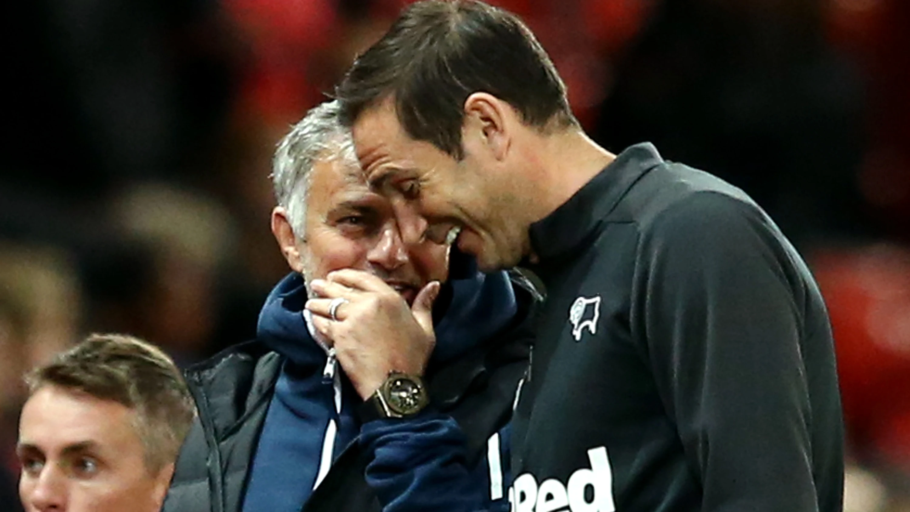 Mourinho y Lampard dialogan durante el United-Derby County