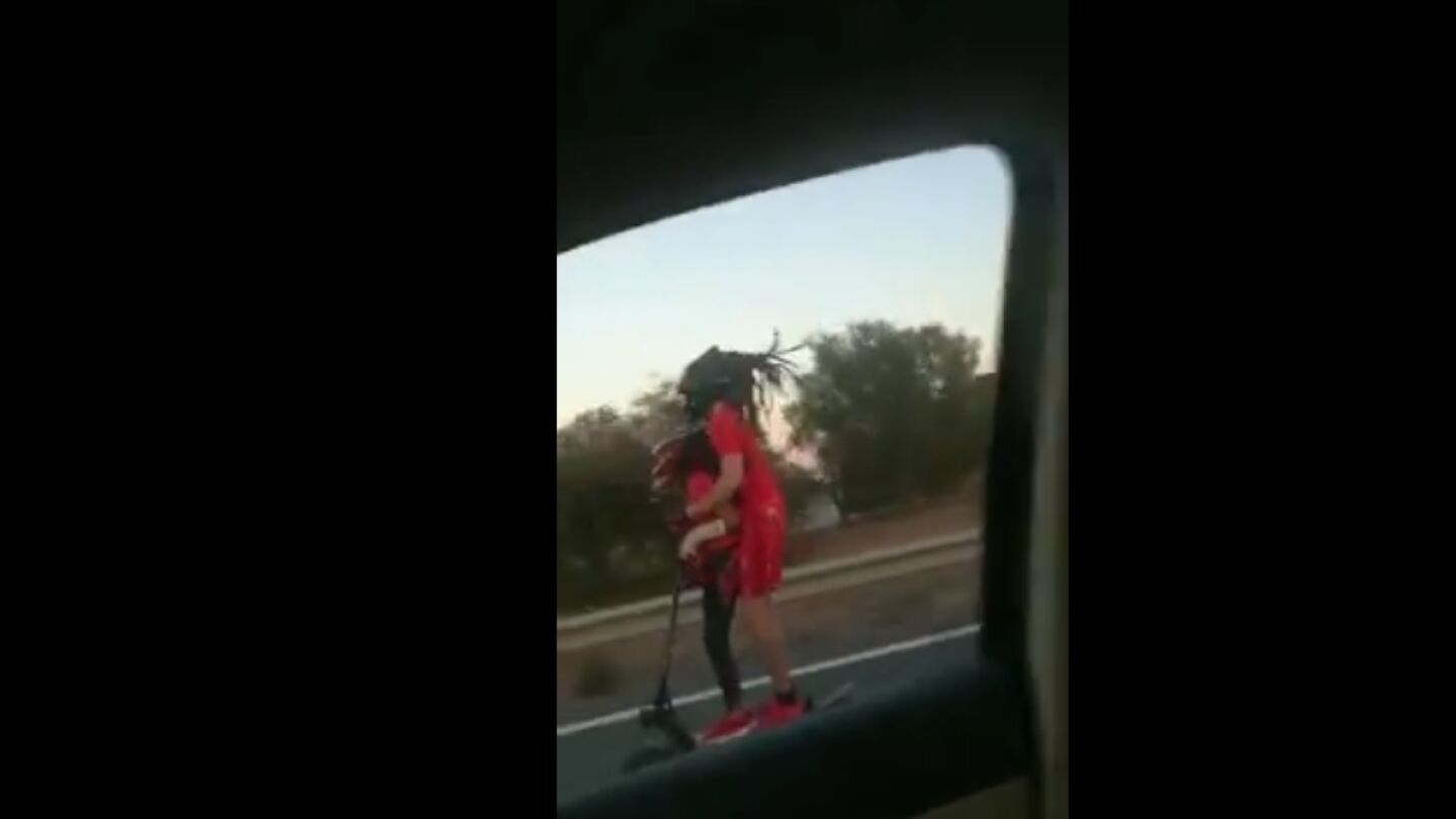 Circula a gran velocidad con un patinete y un ni&ntilde;o a bordo