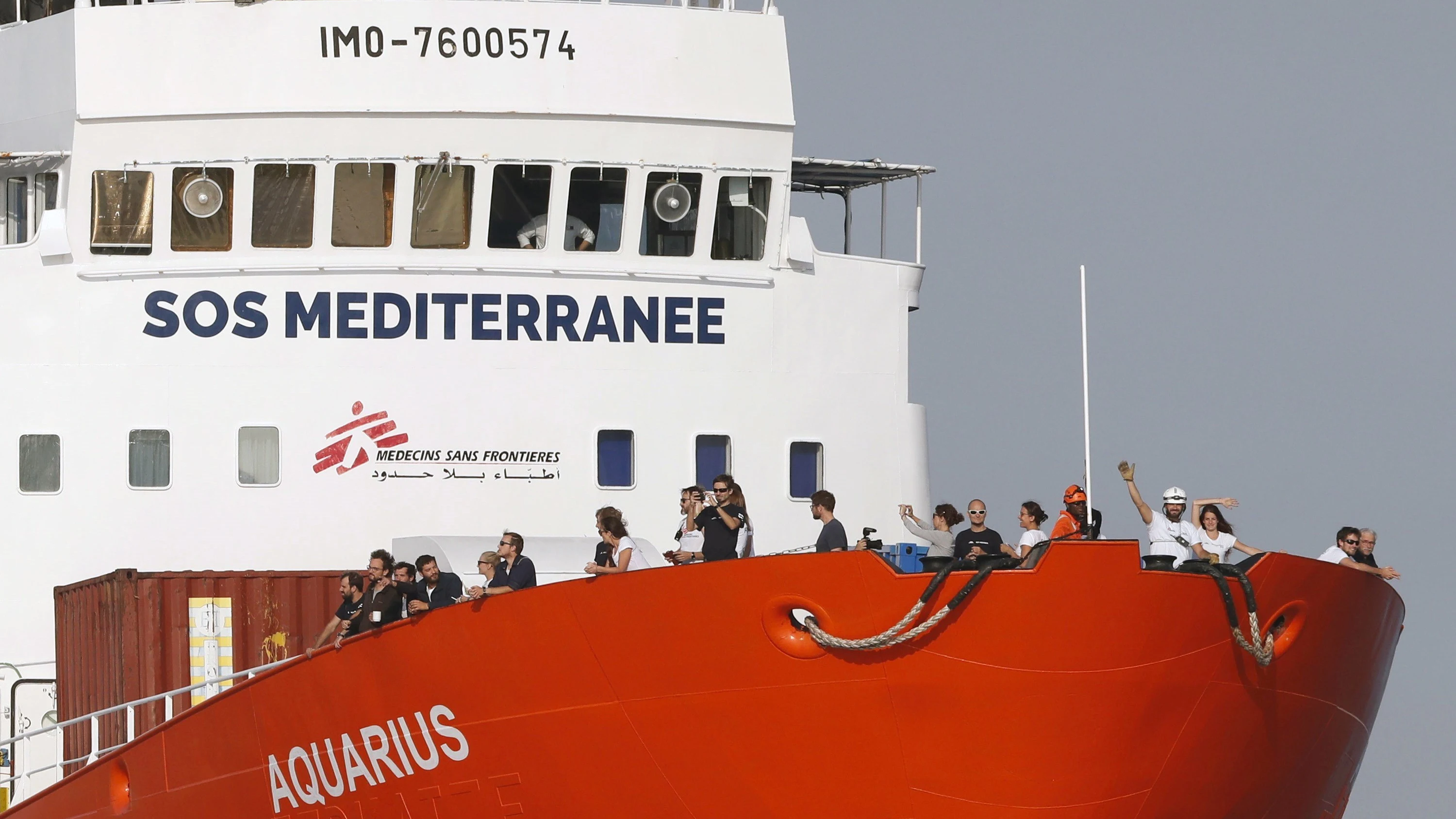 Imagen de archivo que muestra al buque humanitario de las ONG SOS Méditerranée y Médicos Sin Fronteras (MSF) Aquarius mientras llega al puerto de Marsella (Francia)