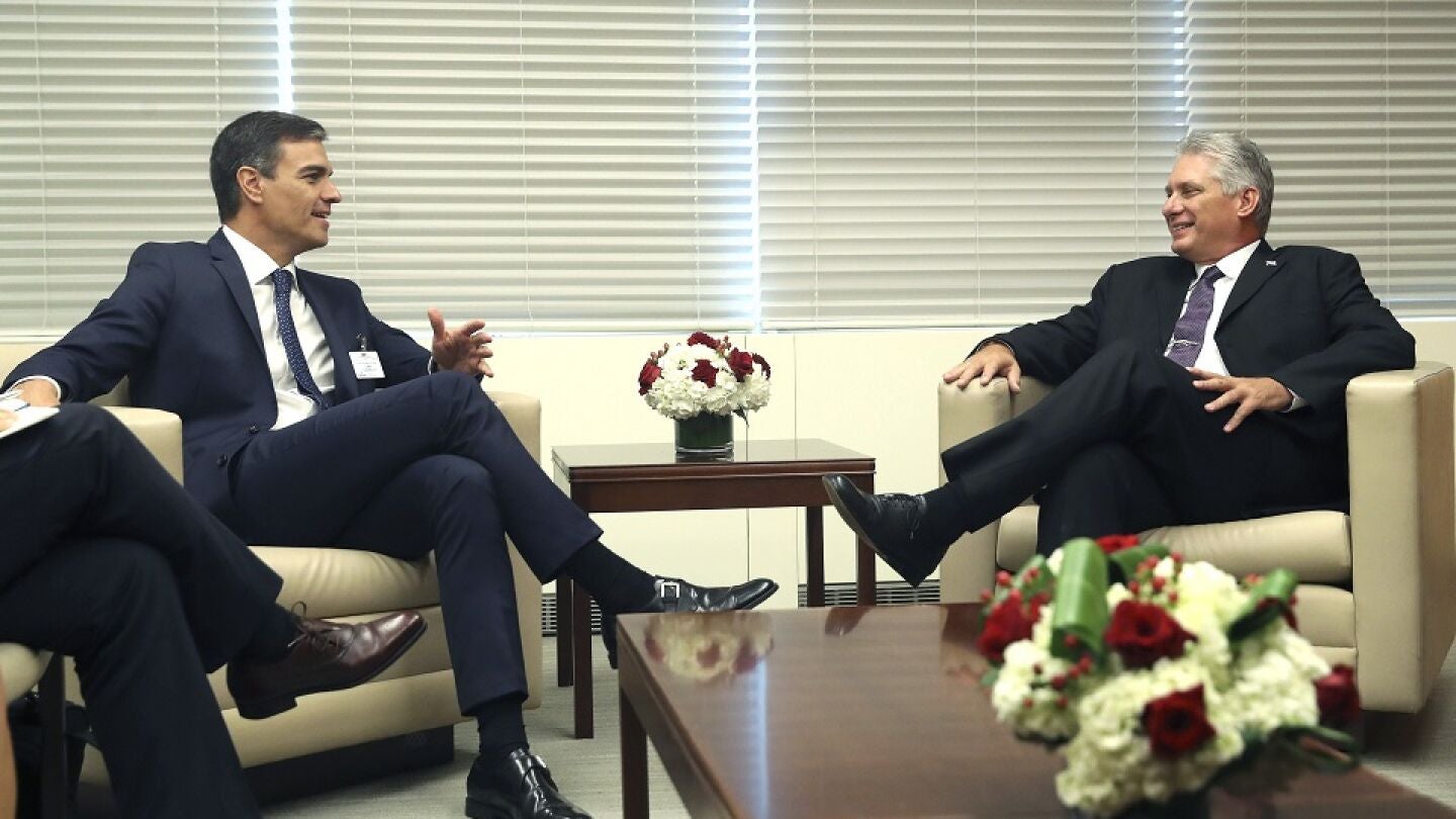 Pedro S&aacute;nchez habla con el presidente de Cuba, Miguel D&iacute;az-Canel 