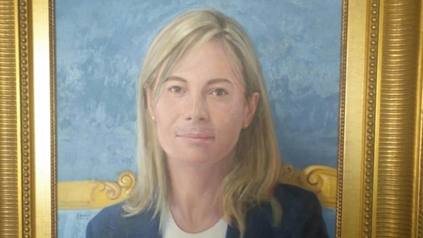 Pintan un bigote en el cuadro de Sonia Castedo en el Ayuntamiento de Alicante Pintan un bigote en el cuadro de Sonia Castedo en el Ayuntamiento de Alicante
