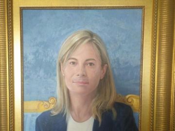 Pintan un bigote en el cuadro de Sonia Castedo en el Ayuntamiento de Alicante Pintan un bigote en el cuadro de Sonia Castedo en el Ayuntamiento de Alicante