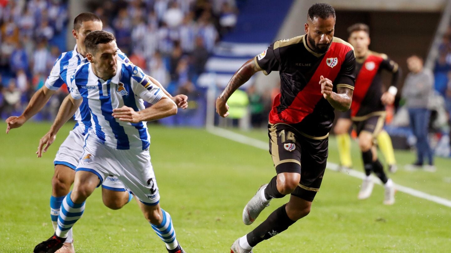 Beb&eacute; conduce el bal&oacute;n ante Zaldua