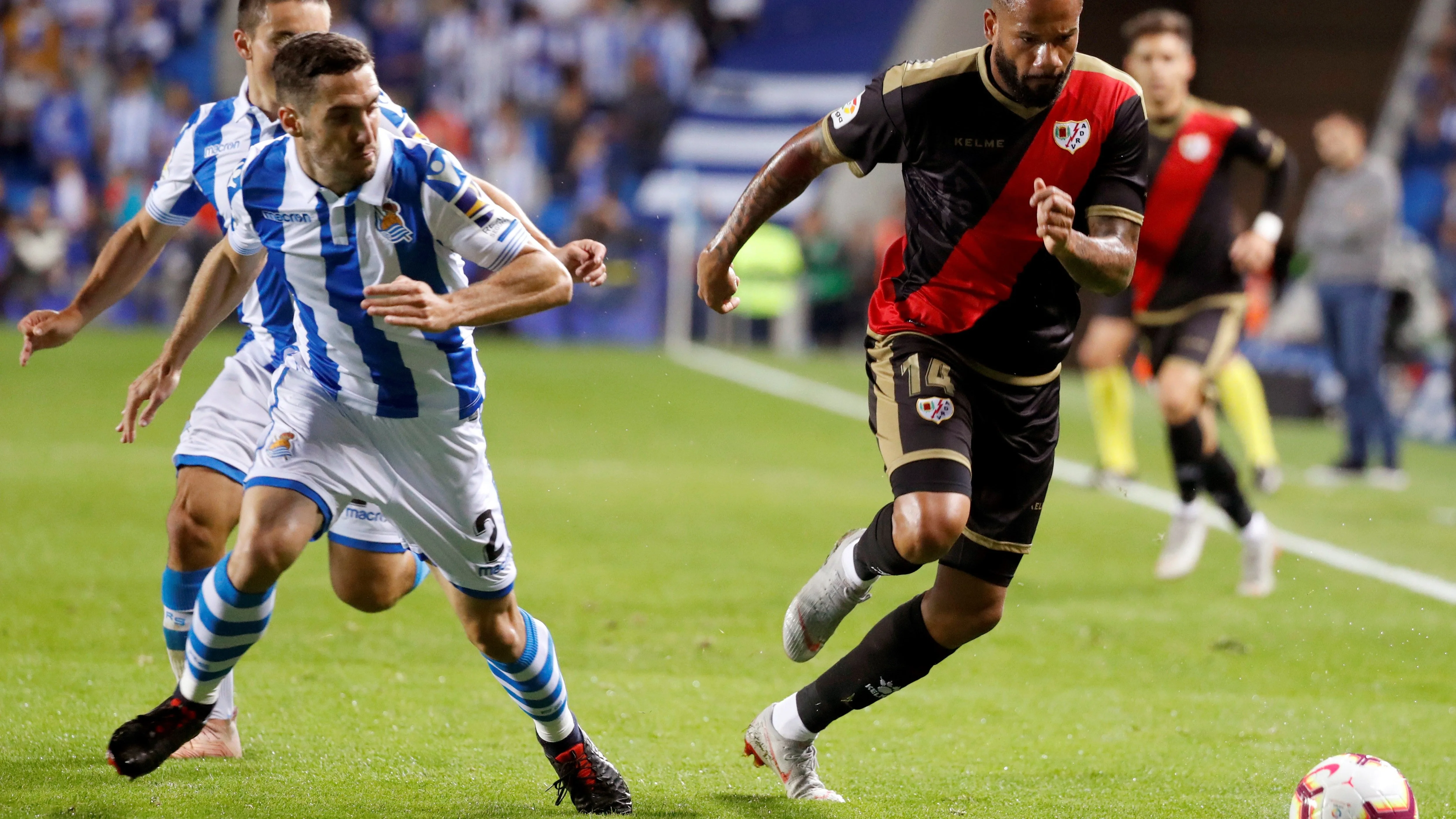 Bebé conduce el balón ante Zaldua