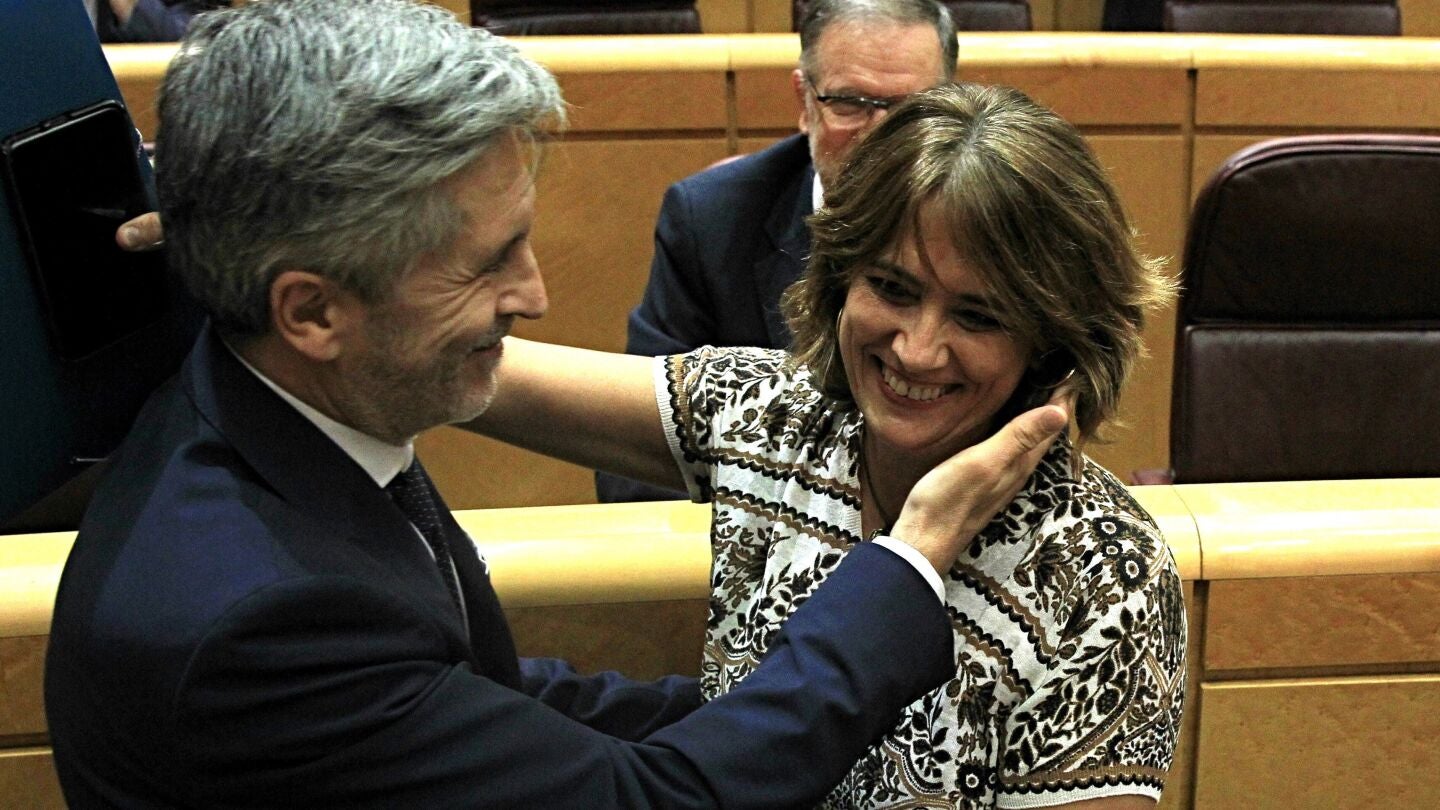 La ministra de Justicia, Dolores de Delgado, saluda al ministro del Interior, Fernando Grande-Marlaska