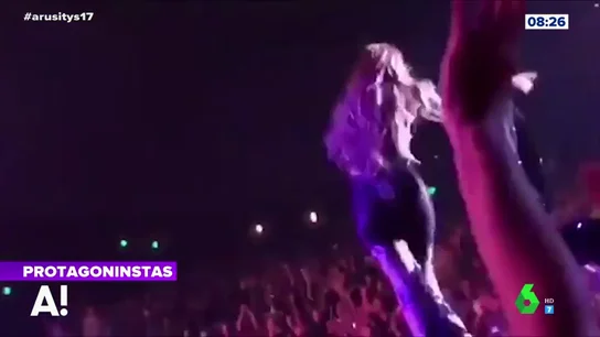 Jennifer Lopez se cae en medio de un concierto Jennifer Lopez se cae en medio de un concierto