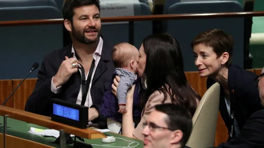 La primera ministra de Nueva Zelanda lleva a su bebé a la Asamblea de la ONU La primera ministra de Nueva Zelanda lleva a su bebé a la Asamblea de la ONU