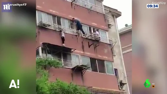 Un niño se queda atrapado en una ventana Un niño se queda atrapado en una ventana