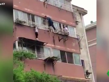 Un niño se queda atrapado en una ventana Un niño se queda atrapado en una ventana