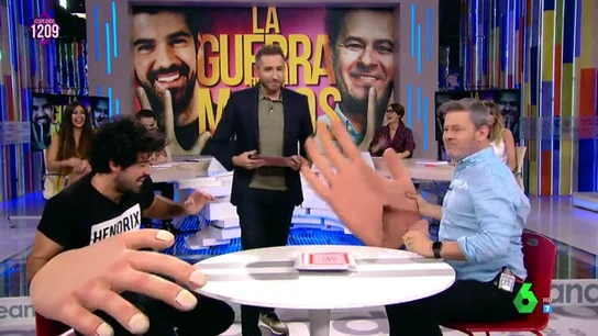 Miki Nadal le da una paliza a Miguel Ángel Muñoz en 'La guerra de las manos' y se carga una mano en el proceso Miki Nadal le da una paliza a Miguel Ángel Muñoz en 'La guerra de las manos' y se carga una mano en el proceso