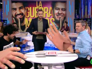 Miki Nadal le da una paliza a Miguel Ángel Muñoz en 'La guerra de las manos' y se carga una mano en el proceso Miki Nadal le da una paliza a Miguel Ángel Muñoz en 'La guerra de las manos' y se carga una mano en el proceso