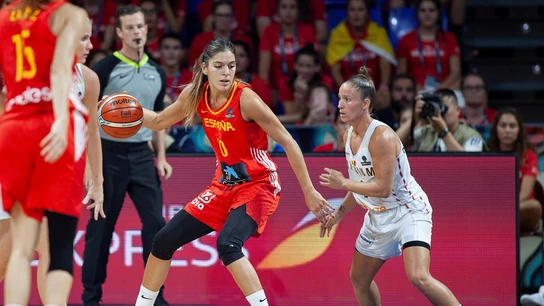 Marta Xargay postea ante Carpréaux en el España-Bélgica Marta Xargay postea ante Carpréaux en el España-Bélgica