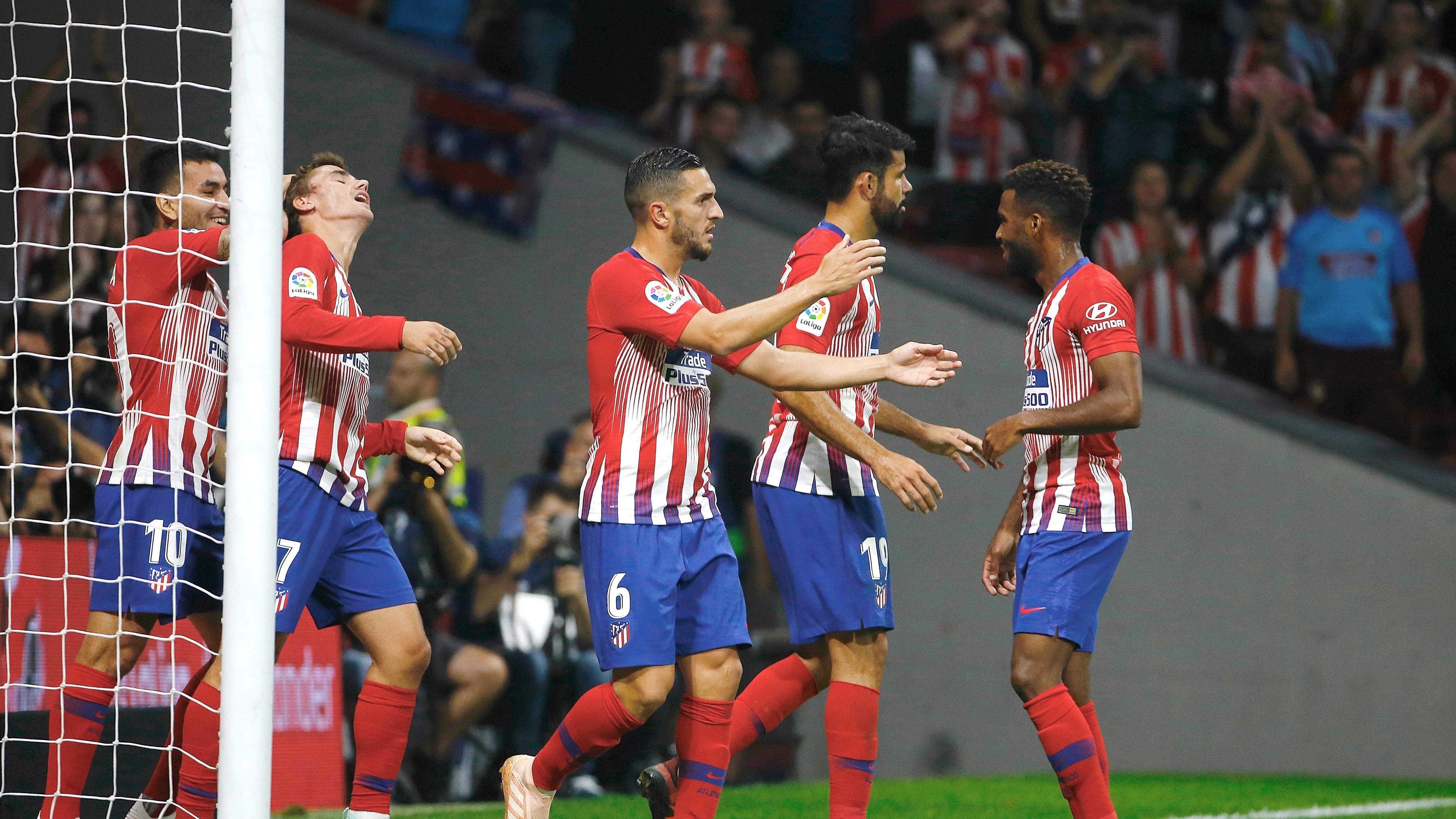 Los jugadores del Atlético de Madrid celebran el gol de Griezmann contra el Huesca