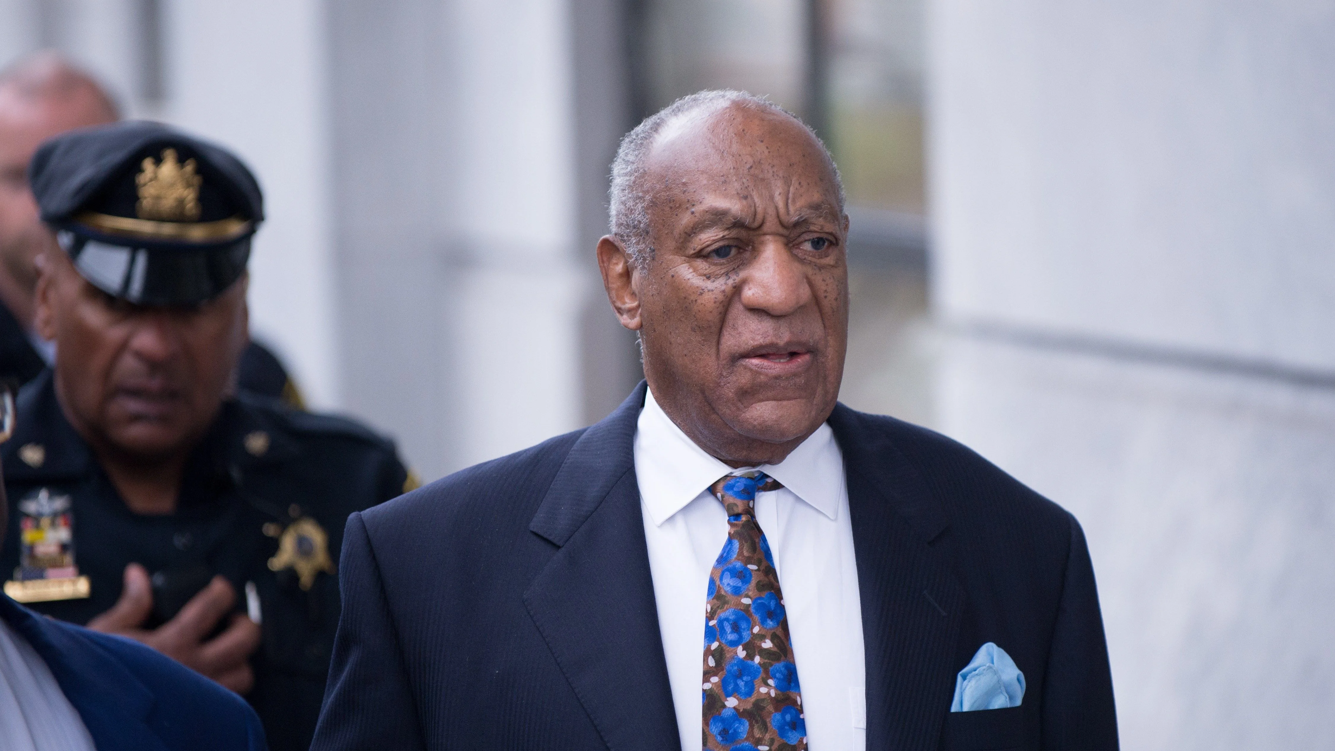 El cómico estadounidense Bill Cosby llega a los juzgados del condado de Montgomery en Norristown, Pensilvania,