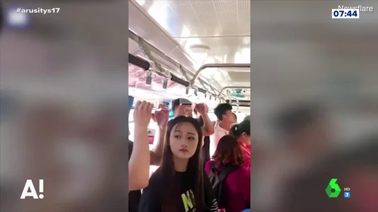 La "magnífica" y surrealista solución para agarrarte en un autobús abarrotado de gente La "magnífica" y surrealista solución para agarrarte en un autobús abarrotado de gente