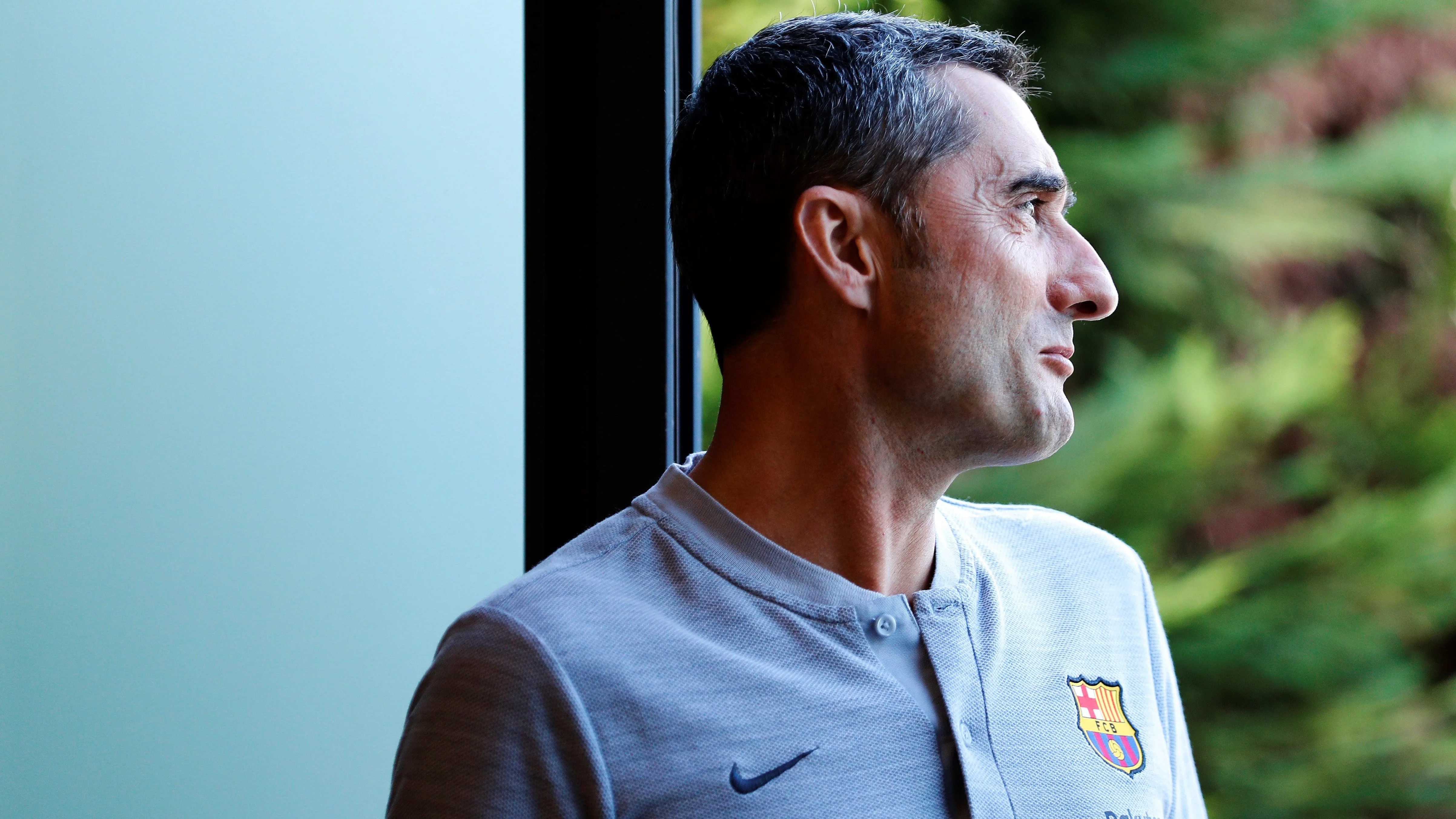 Ernesto Valverde entra en la sala de prensa del Barcelona