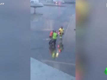 Tres operarios del aeropuerto luchan como en Star Wars Tres operarios del aeropuerto luchan como en Star Wars