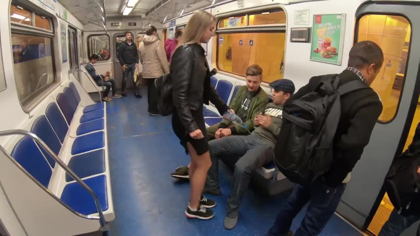 La reacci&oacute;n de una activista rusa contra el 'manspreading'