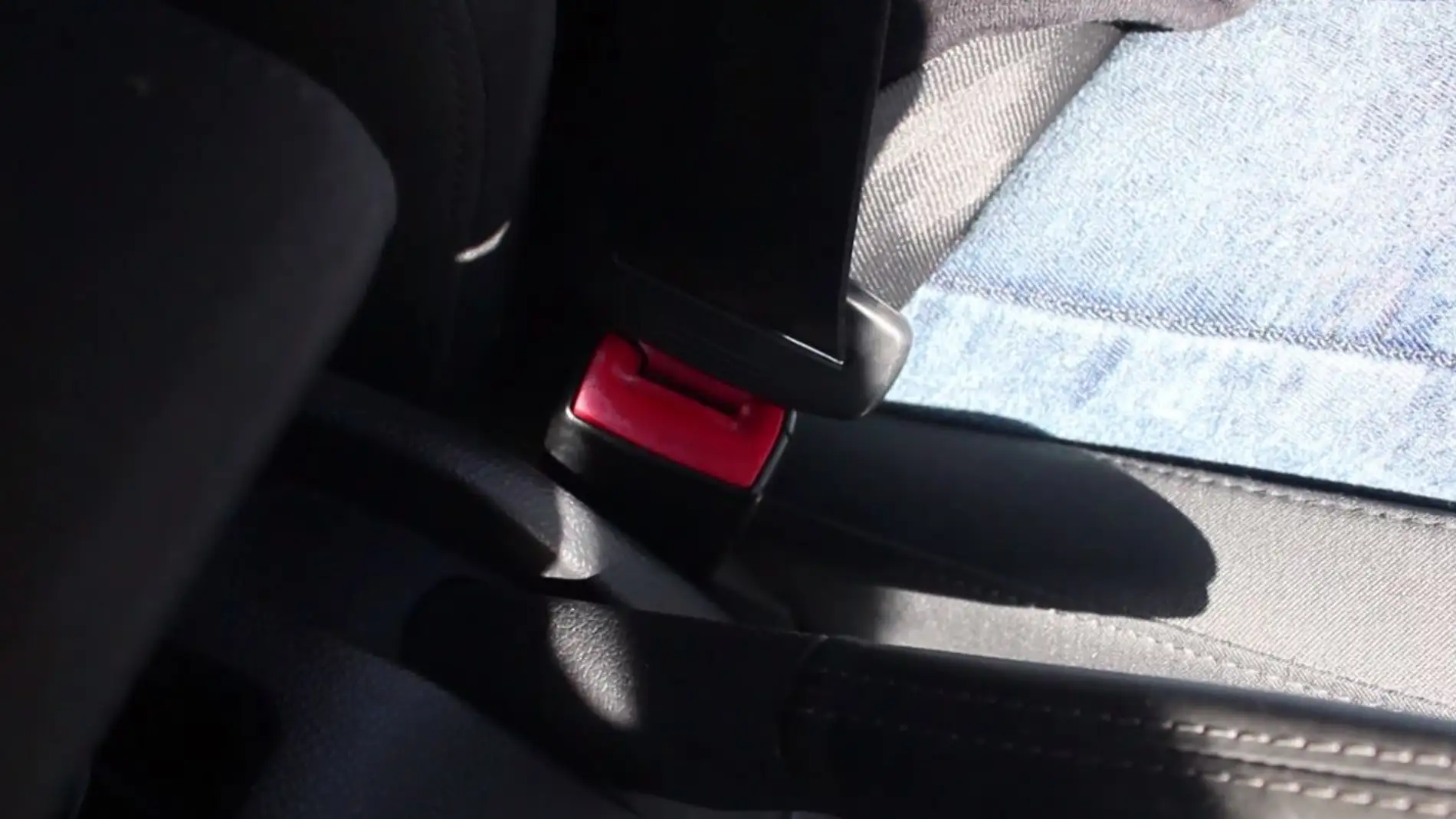 Colocar correctamente el cinturón de seguridad estando embarazada - El blog  de Experiencia Bebé