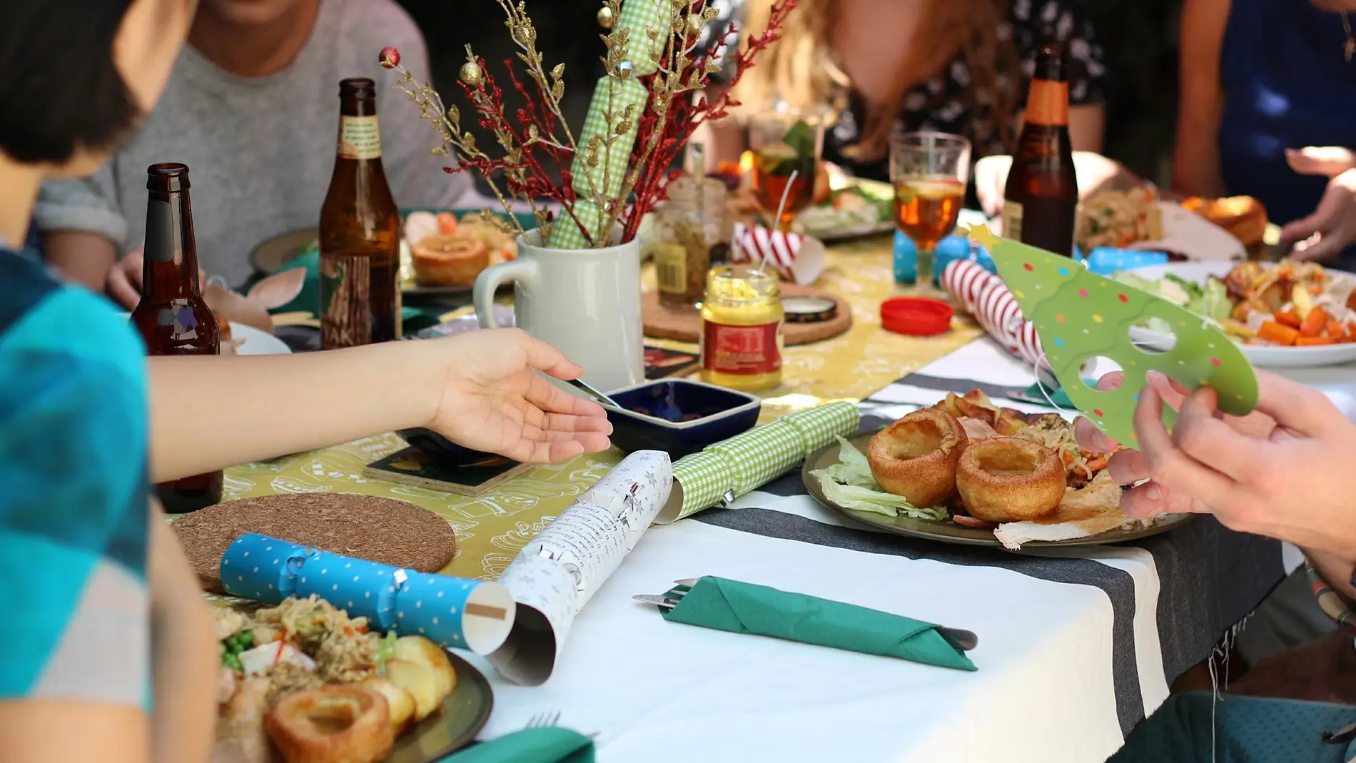 Mesa con comida y comensales