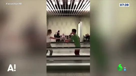Una pareja baila en el aeropuerto Una pareja baila en el aeropuerto