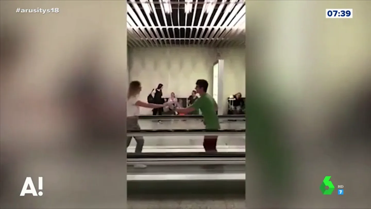 Una pareja baila en el aeropuerto Una pareja baila en el aeropuerto