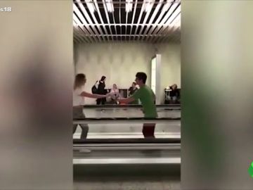 Una pareja baila en el aeropuerto Una pareja baila en el aeropuerto