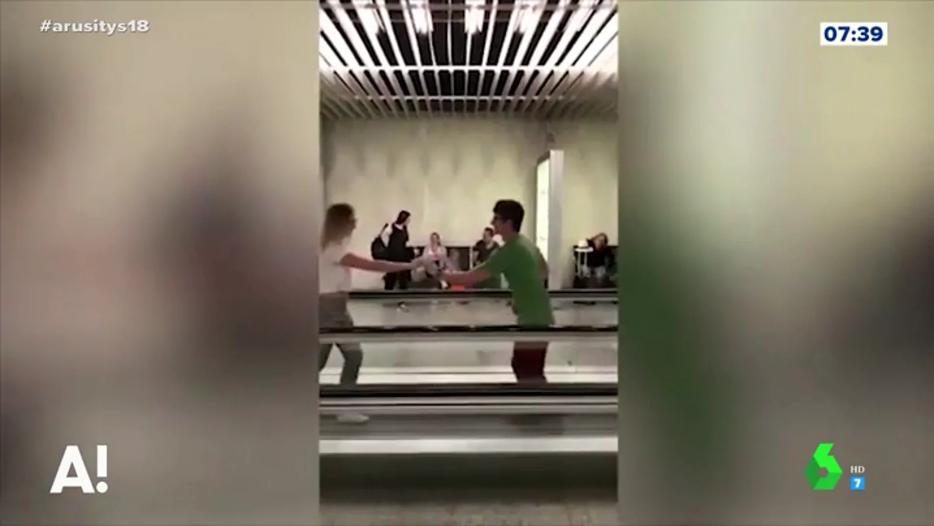 Una pareja baila en el aeropuerto