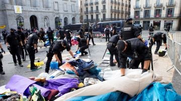 Los Mossos d'Esquadra procediendo a retirar las tiendas de campaña instaladas desde el pasado 11 de septiembre en la plaza de Sant Jaume de Barcelona por un grupo de independentistas que reclaman que "se haga efectiva la república catalana"