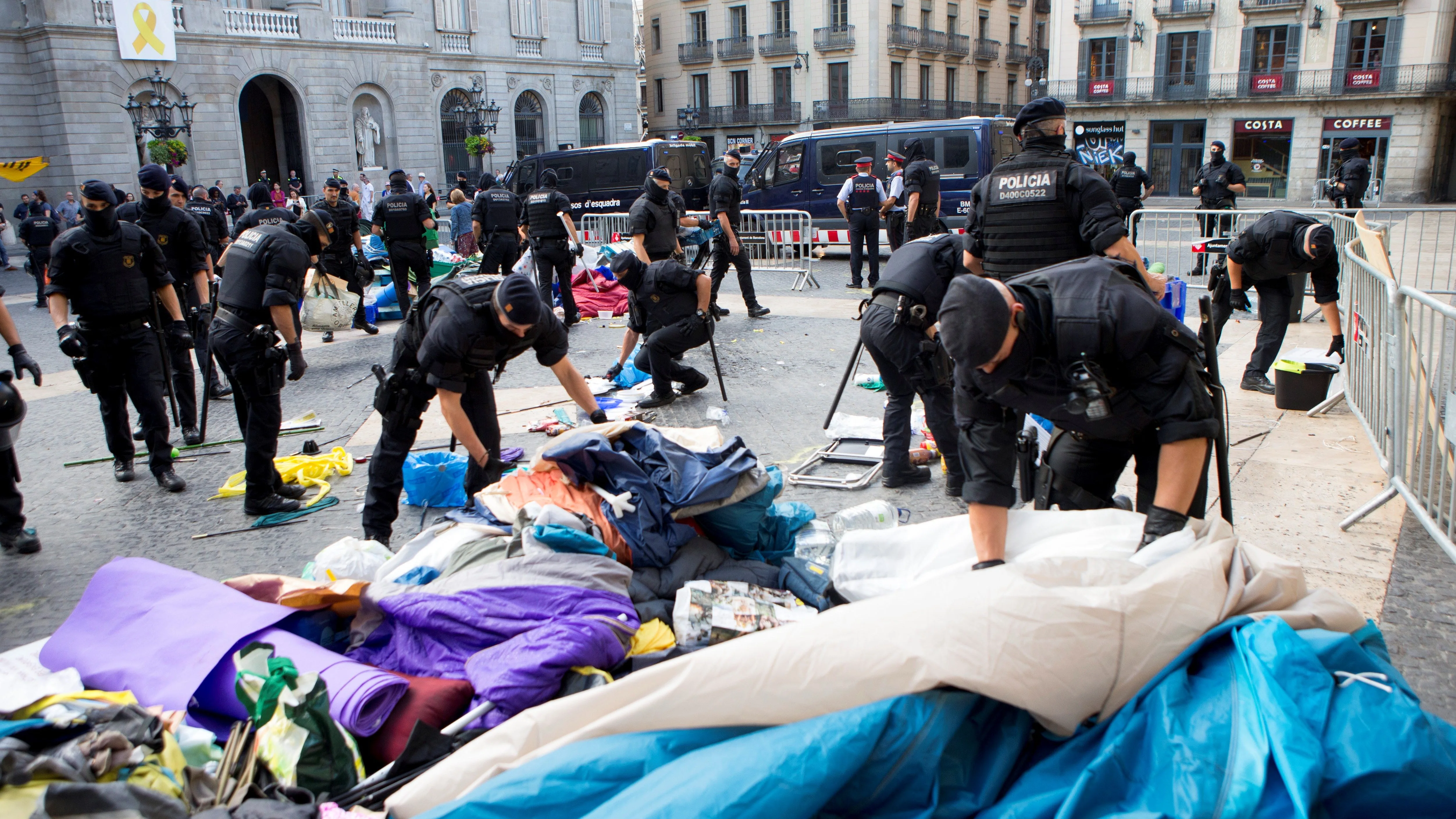 Los Mossos d'Esquadra procediendo a retirar las tiendas de campaña instaladas desde el pasado 11 de septiembre en la plaza de Sant Jaume de Barcelona por un grupo de independentistas que reclaman que "se haga efectiva la república catalana"