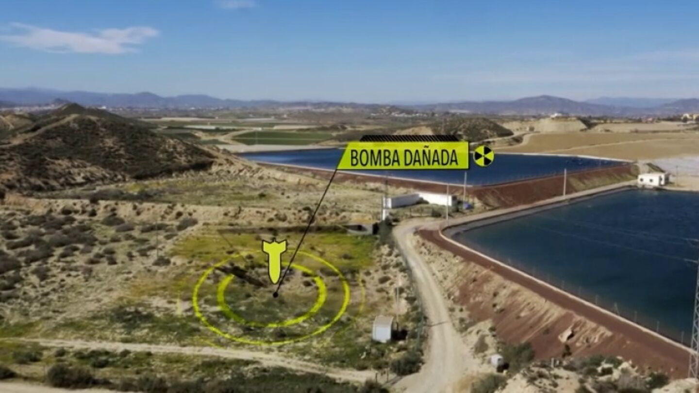 Dos balsas de regad&iacute;o donde cay&oacute; la bomba en Palomares