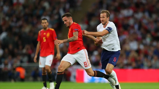 Saúl se va de Harry Kane en el partido ante Inglaterra Saúl se va de Harry Kane en el partido ante Inglaterra