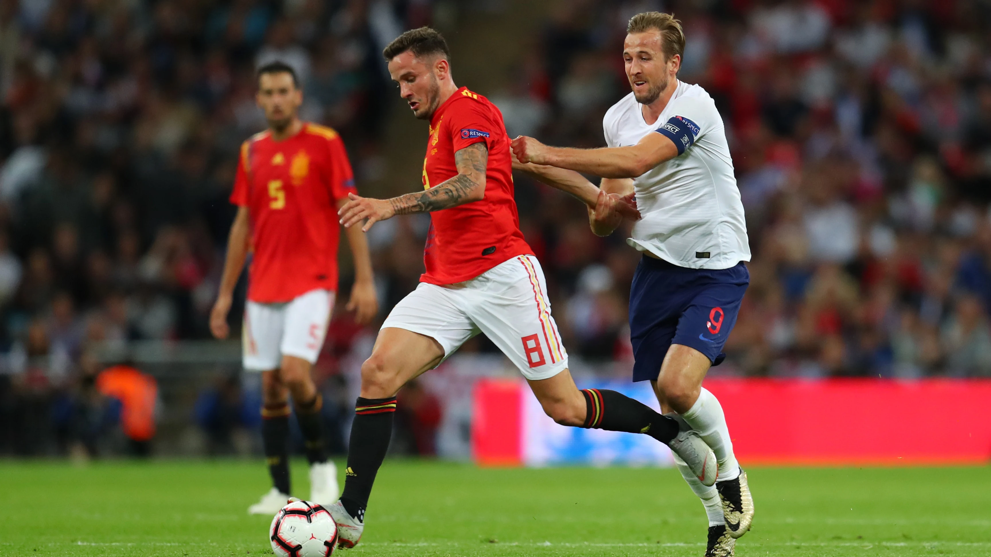 Saúl se va de Harry Kane en el partido ante Inglaterra