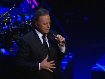 Julio Iglesias durante una actuación Julio Iglesias durante una actuación