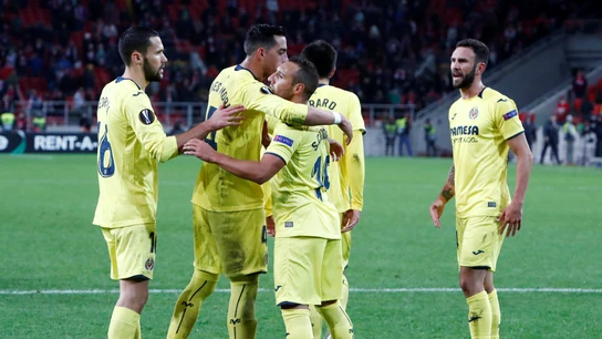 Los jugadores del Villarreal felicitan a Cazorla Los jugadores del Villarreal felicitan a Cazorla