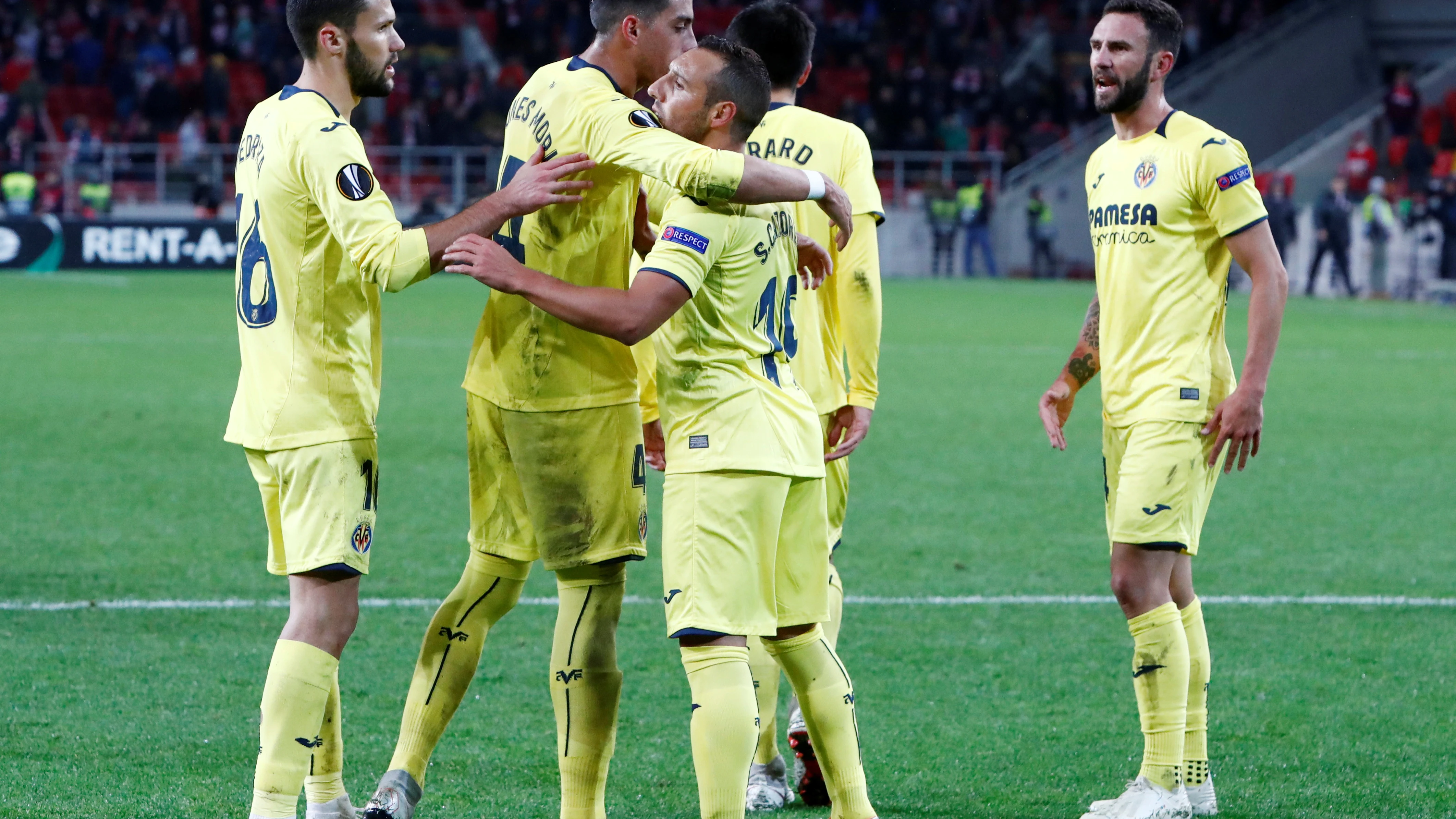 Los jugadores del Villarreal felicitan a Cazorla