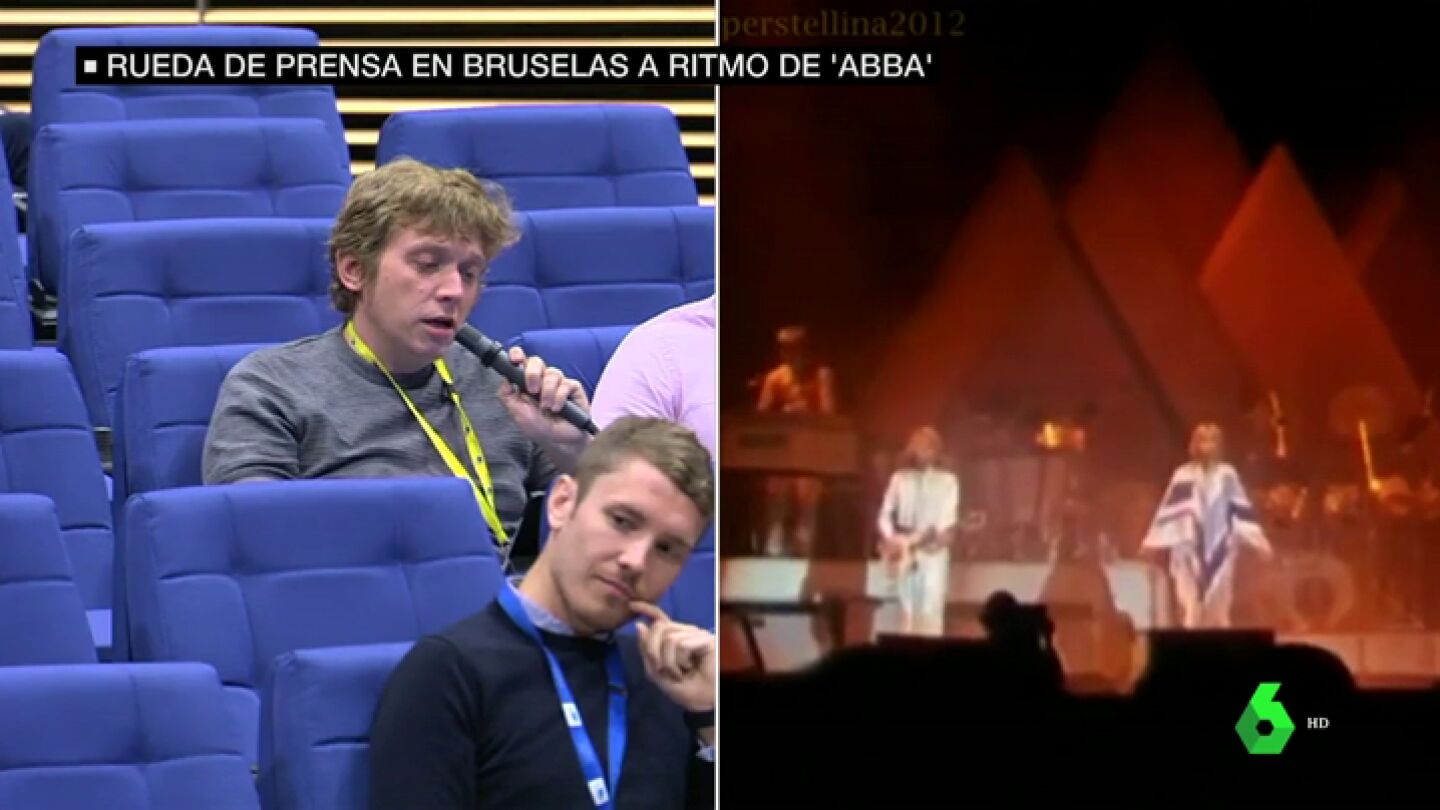 Una rueda de prensa en la Comisi&oacute;n Europea sobre el Brexit y Theresa May se inunda de las letras de Abba