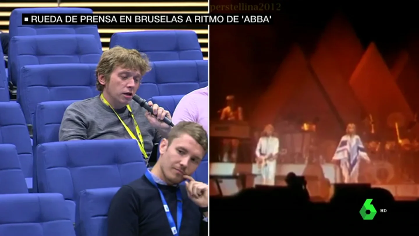 Una rueda de prensa en la Comisión Europea sobre el Brexit y Theresa May se inunda de las letras de Abba Una rueda de prensa en la Comisión Europea sobre el Brexit y Theresa May se inunda de las letras de Abba
