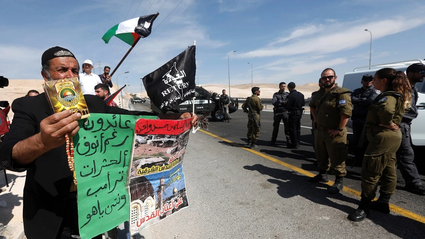 Manifestantes ondean banderas palestinas mientras protestan ante tropas de Israel Manifestantes ondean banderas palestinas mientras protestan ante tropas de Israel