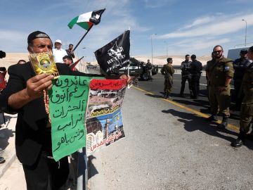 Manifestantes ondean banderas palestinas mientras protestan ante tropas de Israel Manifestantes ondean banderas palestinas mientras protestan ante tropas de Israel