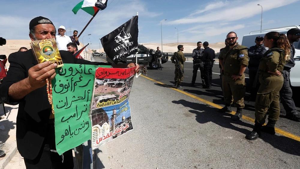 Manifestantes ondean banderas palestinas mientras protestan ante tropas de Israel