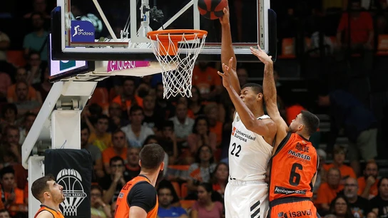 Tavares intenta machacar el aro ante la defensa del Valencia Basket Tavares intenta machacar el aro ante la defensa del Valencia Basket