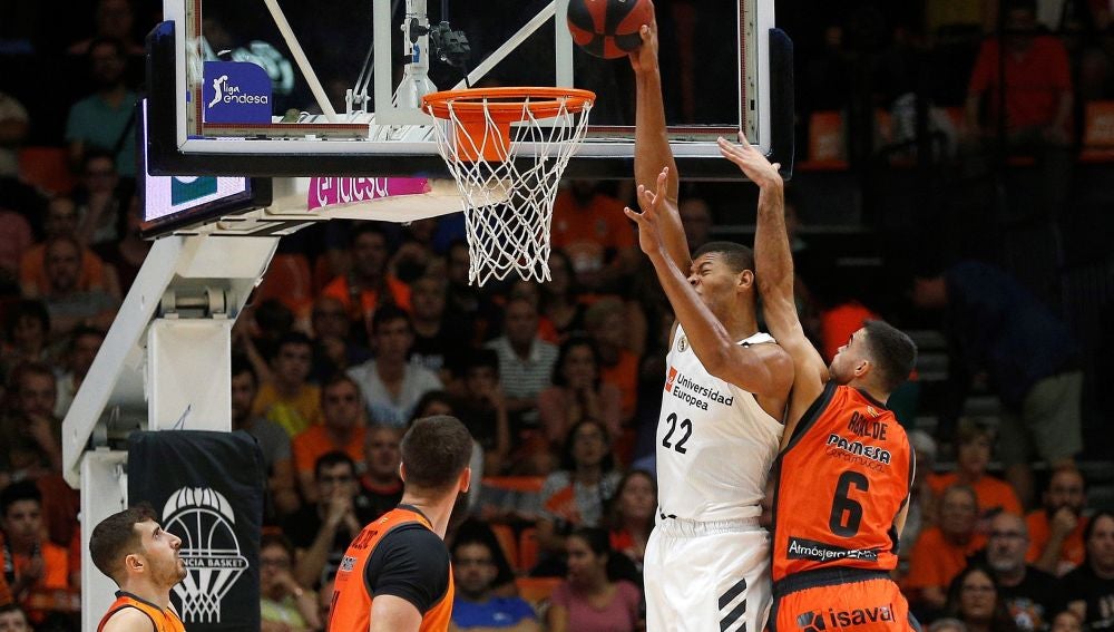 Tavares intenta machacar el aro ante la defensa del Valencia Basket