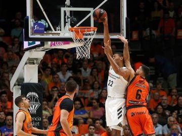 Tavares intenta machacar el aro ante la defensa del Valencia Basket Tavares intenta machacar el aro ante la defensa del Valencia Basket