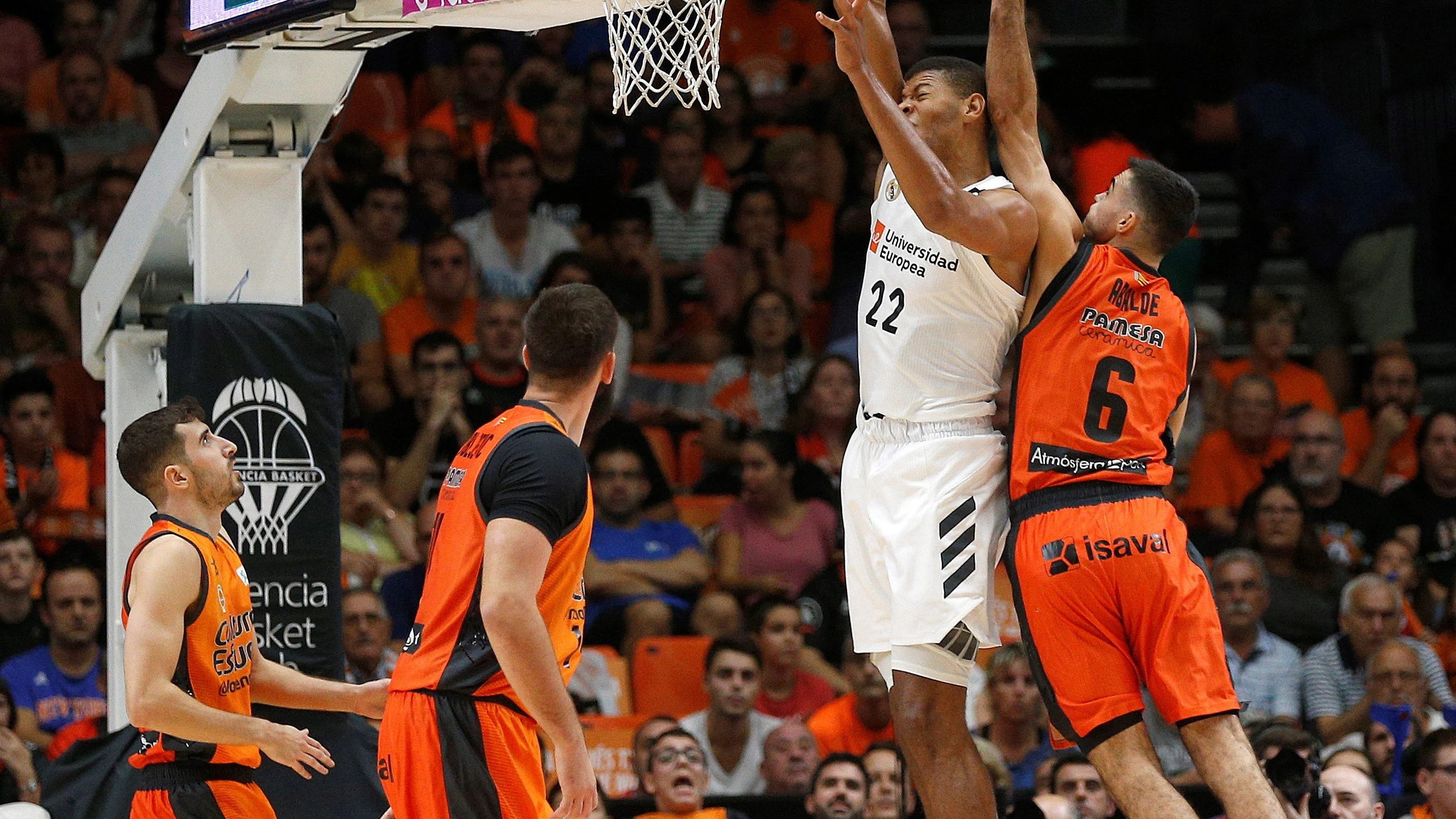 Tavares intenta machacar el aro ante la defensa del Valencia Basket